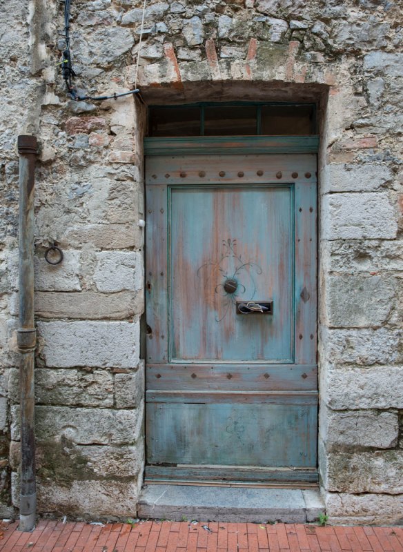 A rusty wooden door (joke) in Tourves, Var, Provence